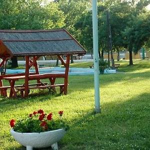 Szegedi Partfuerdo Es Camping